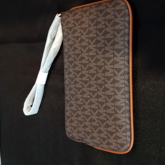 Michael Kors Jet Set LARGE Logo Wristlet NWT 8.5 x 5.5 GREAT PRICE - Picture 6 of 7